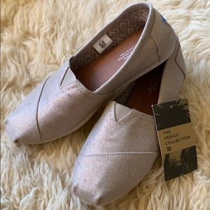NWT TOMS Natural Classic Burlap Size 9